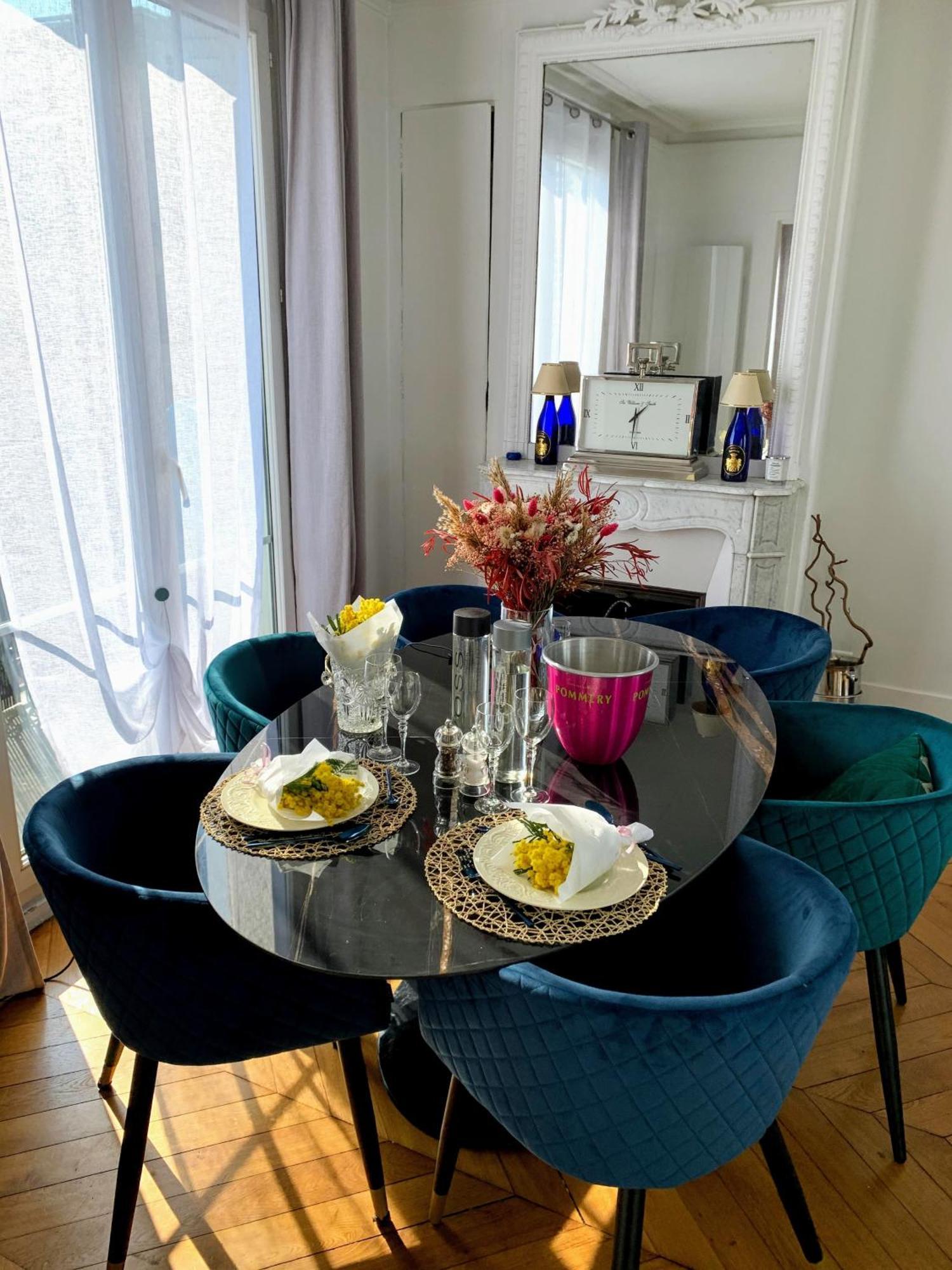 Elegant Near The Eiffel Tower And Invalides Parijs